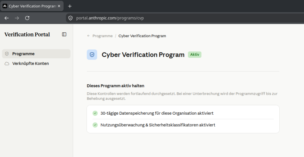 Verification Portal von Anthropic mit dem Cyber Verification Program im Status Aktiv. Unter Dieses Programm aktiv halten sind die 30-tägige Datenspeicherung für die Organisation sowie Nutzungsüberwachung und Sicherheitsklassifikatoren als aktiviert markiert.